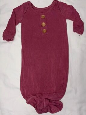 Caden Lane mauve knotted bamboo gown with decorative buttons sz 0-3 months EUC